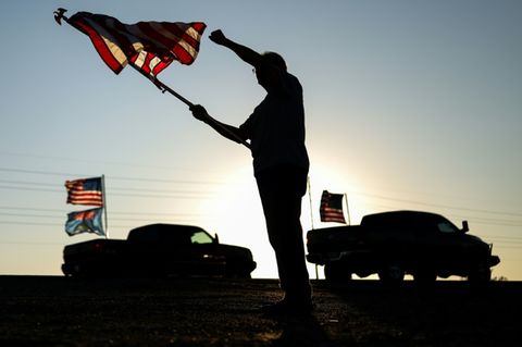 Mann bei Gedenkparade für Kirk in Arizona