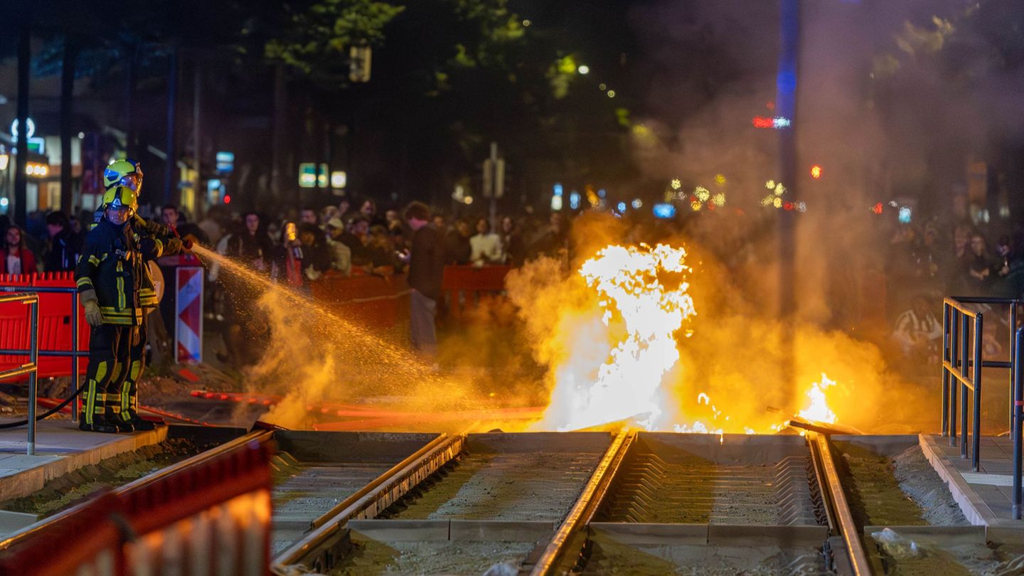Feuerwehrleute löschen einen Brand auf Gleisen im Leipziger Süden. Dort hatten am Samstagabend Unbekannte randaliert und Polizis