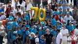 Gläubige gratulieren dem Papst mit Schildern auf dem Petersplatz