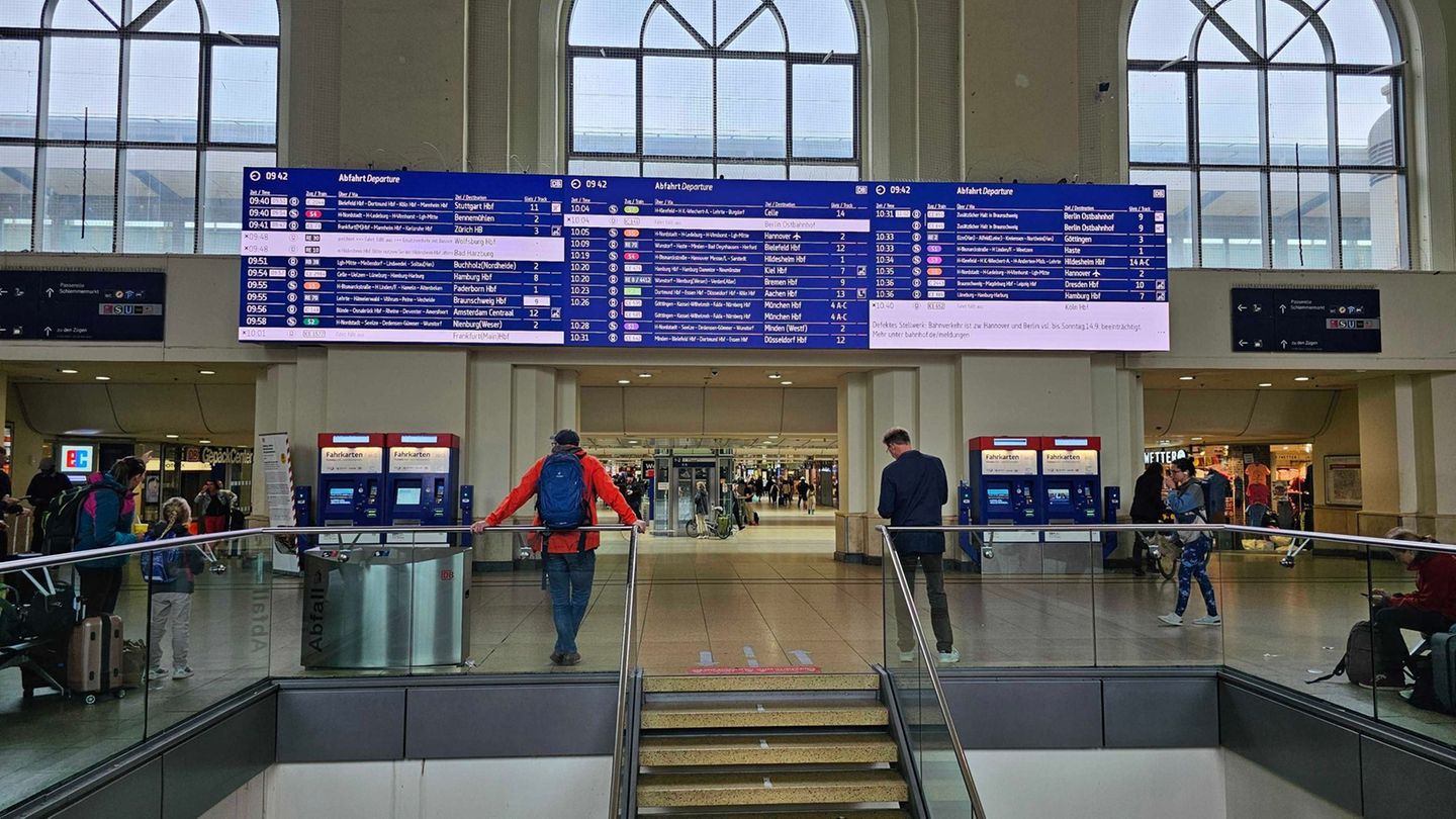 Am Hauptbahnhof Hannover heißt es warten: Auf der Strecke nach Berlin kommt es zu Verspätungen und Ausfällen. Foto: --/dpa