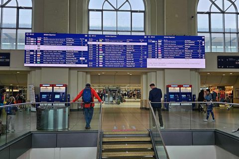 Am Hauptbahnhof Hannover heißt es warten: Auf der Strecke nach Berlin kommt es zu Verspätungen und Ausfällen. Foto: --/dpa