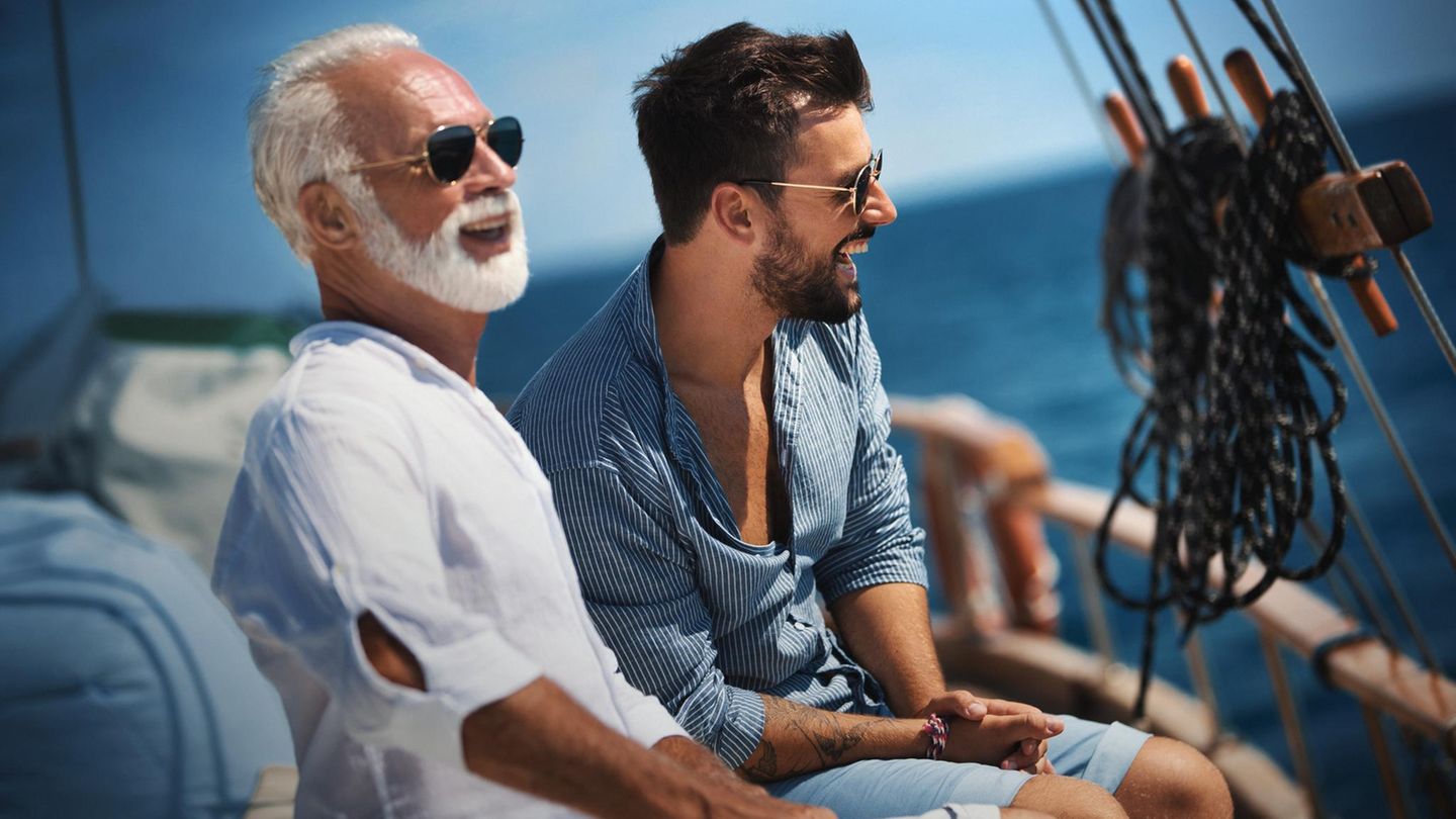 Vater und Sohn auf Yacht (Symbolbild Erbschaftssteuer)