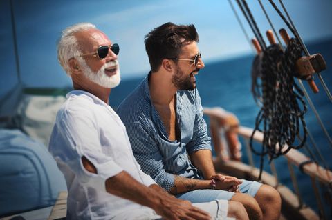 Vater und Sohn auf Yacht (Symbolbild Erbschaftssteuer)