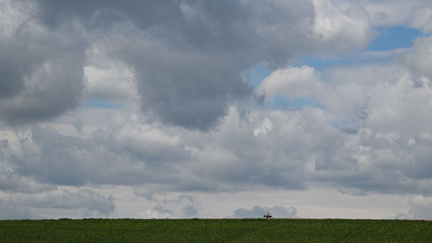 Blauer Himmel ist zum Wochenstart selten. (Archivbild) Foto: Arne Dedert/dpa