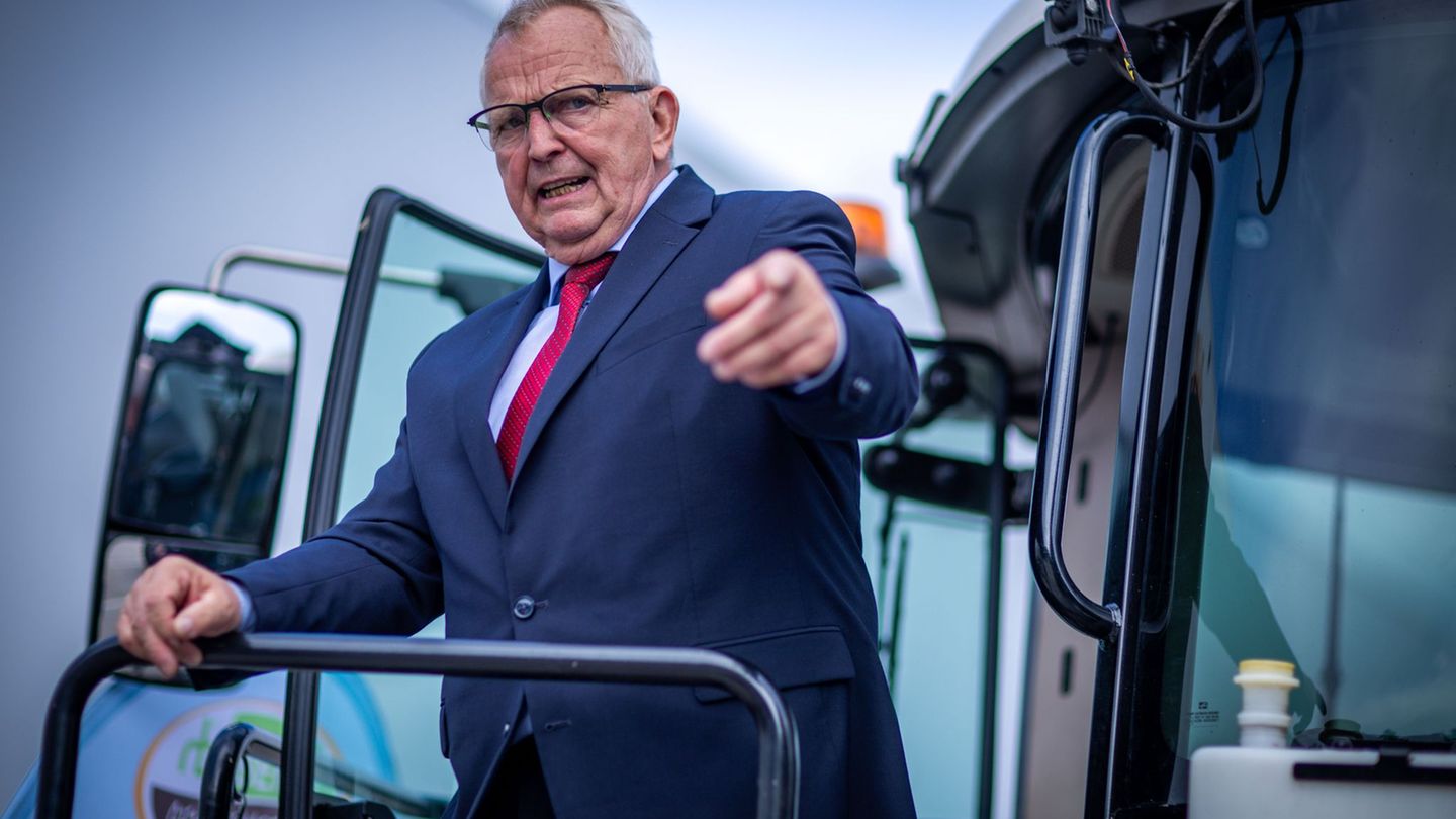 Mecklenburg-Vorpommerns Agrarminister Till Backhaus (SPD) zeigte sich mit dem Verlauf der Landwirtschaftsmesse MeLa zufrieden, a