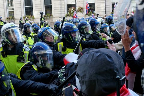 Polizisten und Demonstranten in London