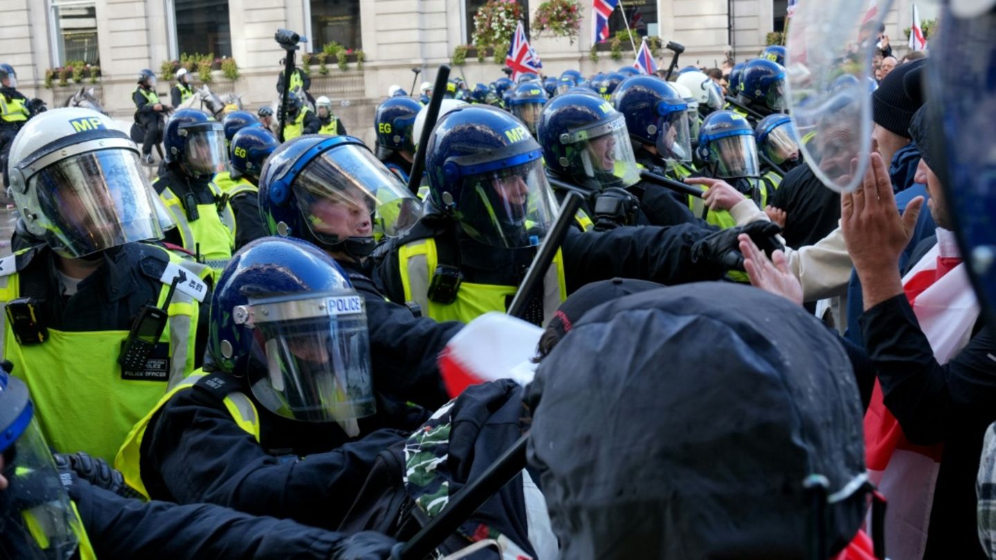 Polizisten und Demonstranten in London