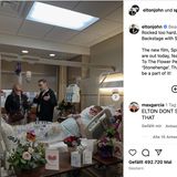 Elton John mit Glitzer-Gips im Krankenhaus