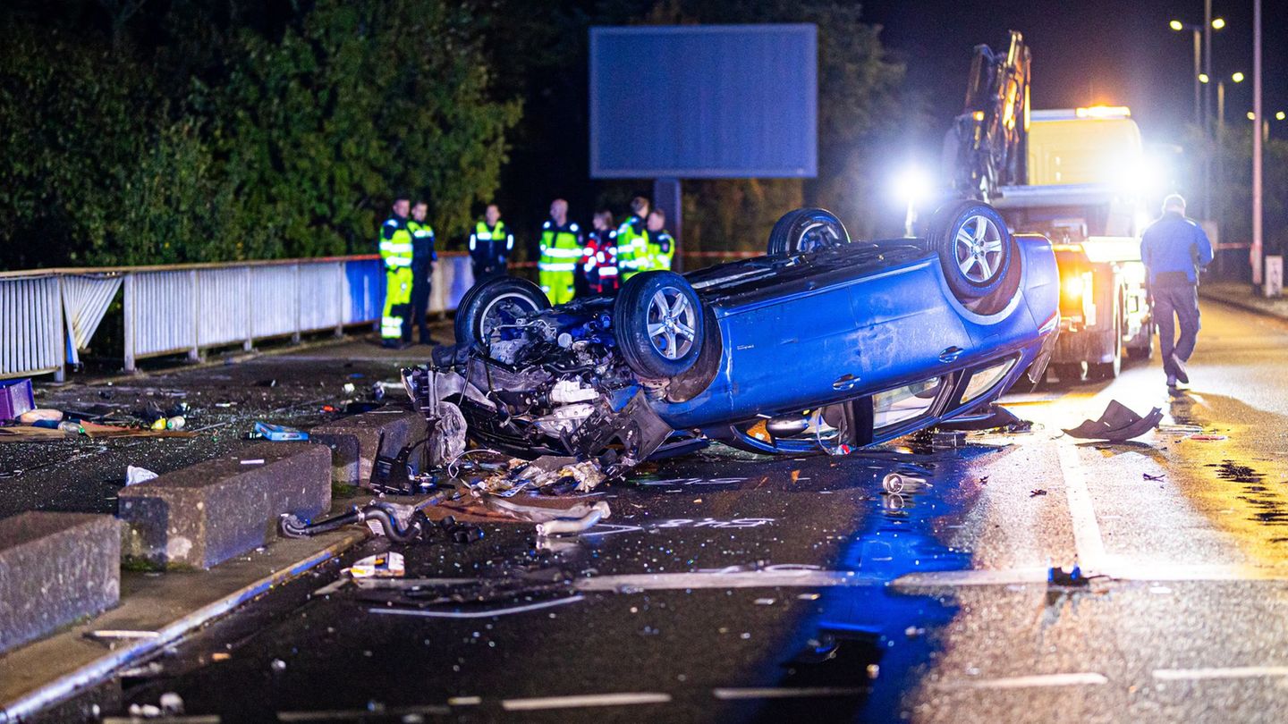Nach dem Unfall: Das Auto des 19-Jährigen liegt auf dem Dach auf einer Brücke in Hannover-Kleefeld. Foto: Moritz Frankenberg/dpa