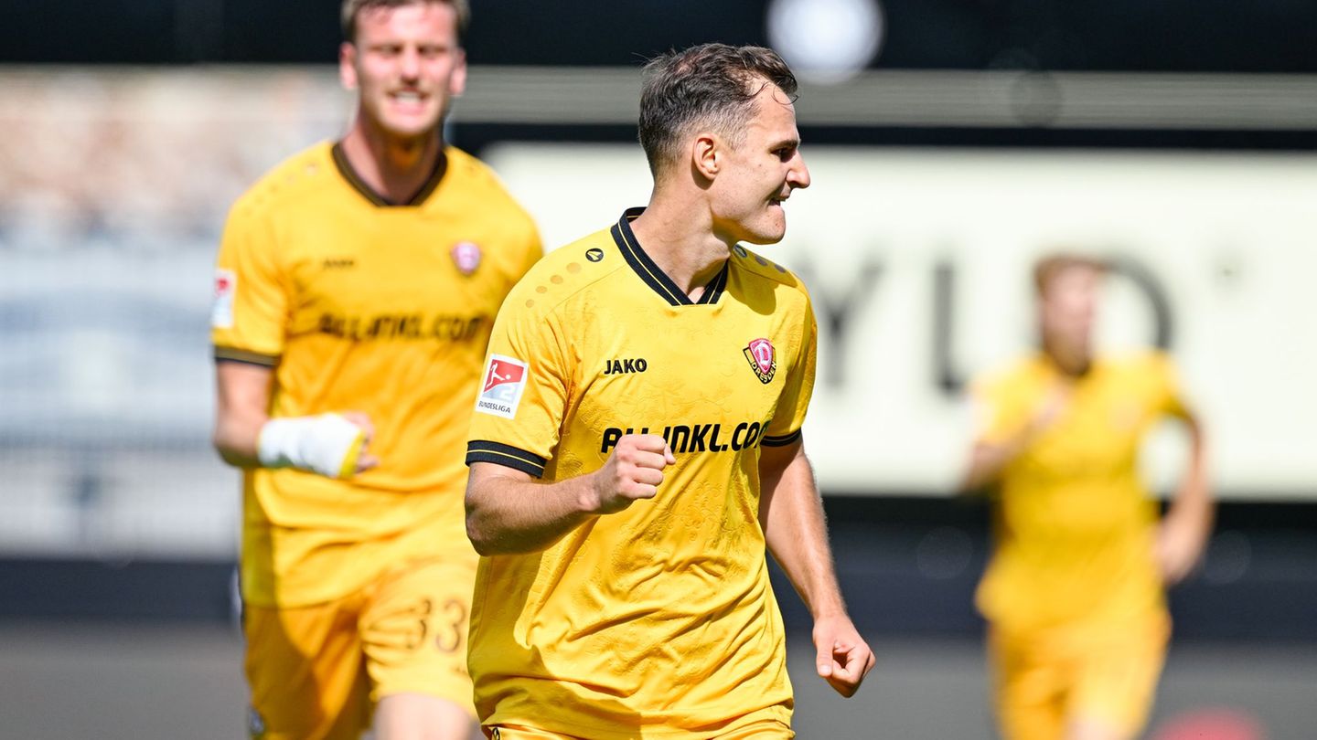 Torschütze Jakob Lemmer (vorne, Dynamo Dresden) jubelt mit Christoph Daferner (Dynamo Dresden) über das Tor zum 1:2. Foto: Uwe A