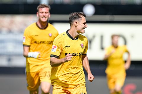 Torschütze Jakob Lemmer (vorne, Dynamo Dresden) jubelt mit Christoph Daferner (Dynamo Dresden) über das Tor zum 1:2. Foto: Uwe A