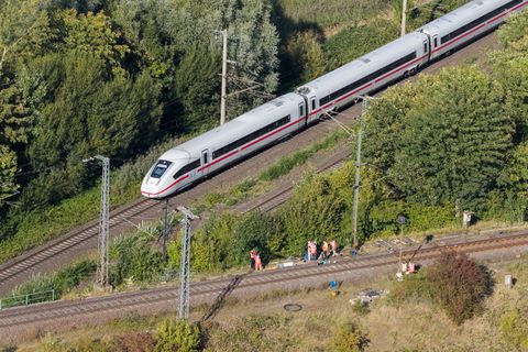 Nach einem Brand an einem Stellwerk müssen Bahnreisende zwischen Hannover und Berlin weiter mit Verspätungen und Ausfällen rechn