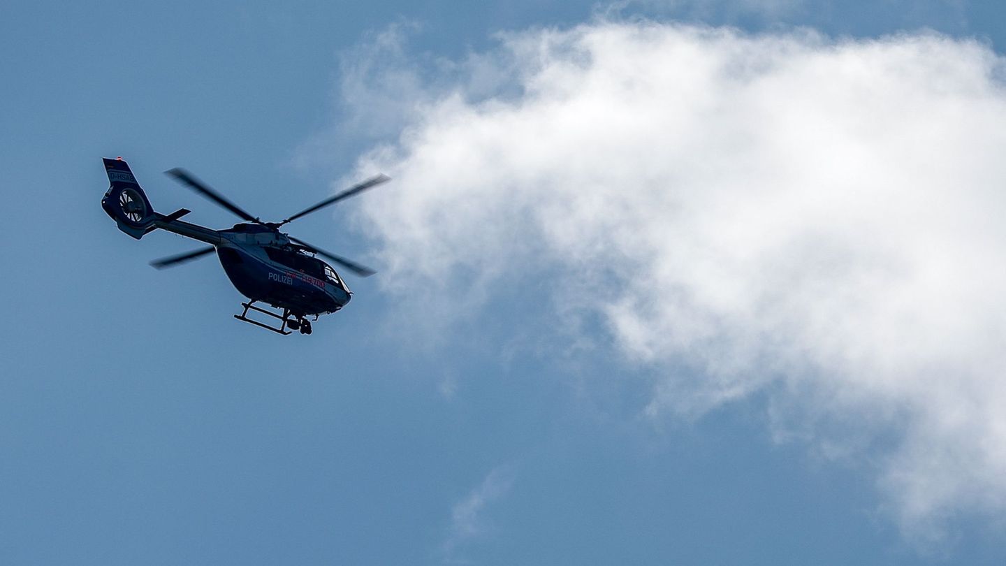 Ein Polizeihubschrauber suchte am Sonntag nach dem vermissten 45-Jährigen. (Symbolbild) Foto: Jan Woitas/dpa