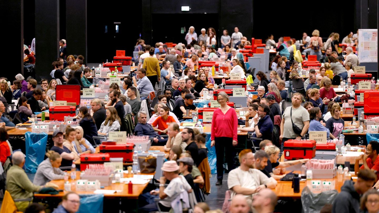 Briefwahlunterlagen zur Kommunalwahl in NRW liegen im Briefwahlzentrum Köln auf Tischen in Kiste