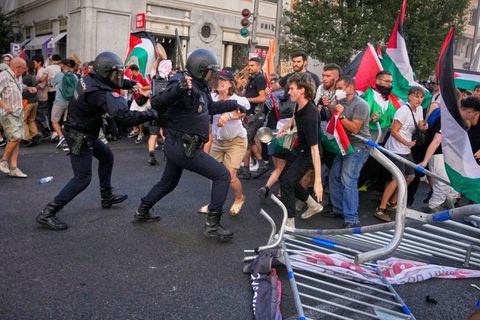 Es kam zu Zusammenstößen zwischen Polizei und Demonstranten. Foto: Manu Fernandez/AP/dpa