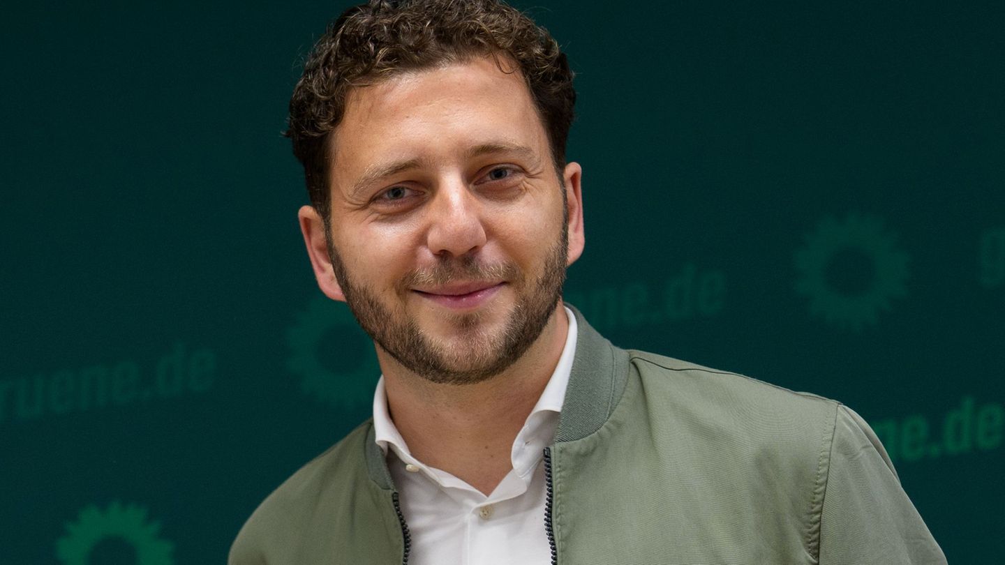 Will die Grünen als Alternative zum Rechtsruck etablieren: Grünen-Bundeschef Felix Banaszak. (Archivbild) Foto: Michael Kappeler