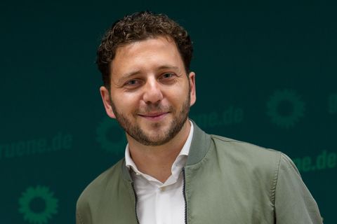 Will die Grünen als Alternative zum Rechtsruck etablieren: Grünen-Bundeschef Felix Banaszak. (Archivbild) Foto: Michael Kappeler