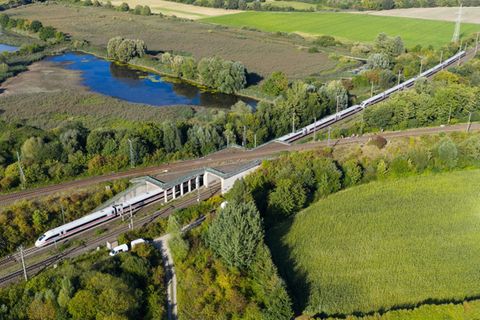 Auf der Bahnstrecke zwischen Hannover und Berlin kommt es zu Verspätungen und Zugausfällen. Foto: Julian Stratenschulte/dpa