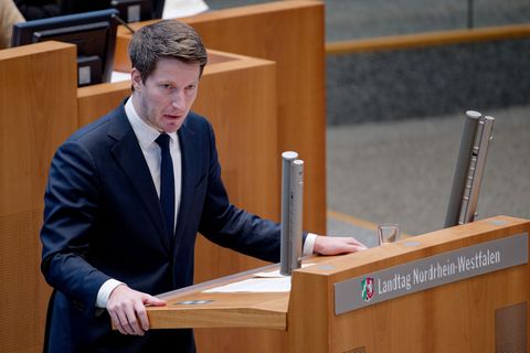 Vincentz freute sich am Wahlabend über das Ergebnis seiner Partei bei der Kommunalwahl. Foto: Henning Kaiser/dpa