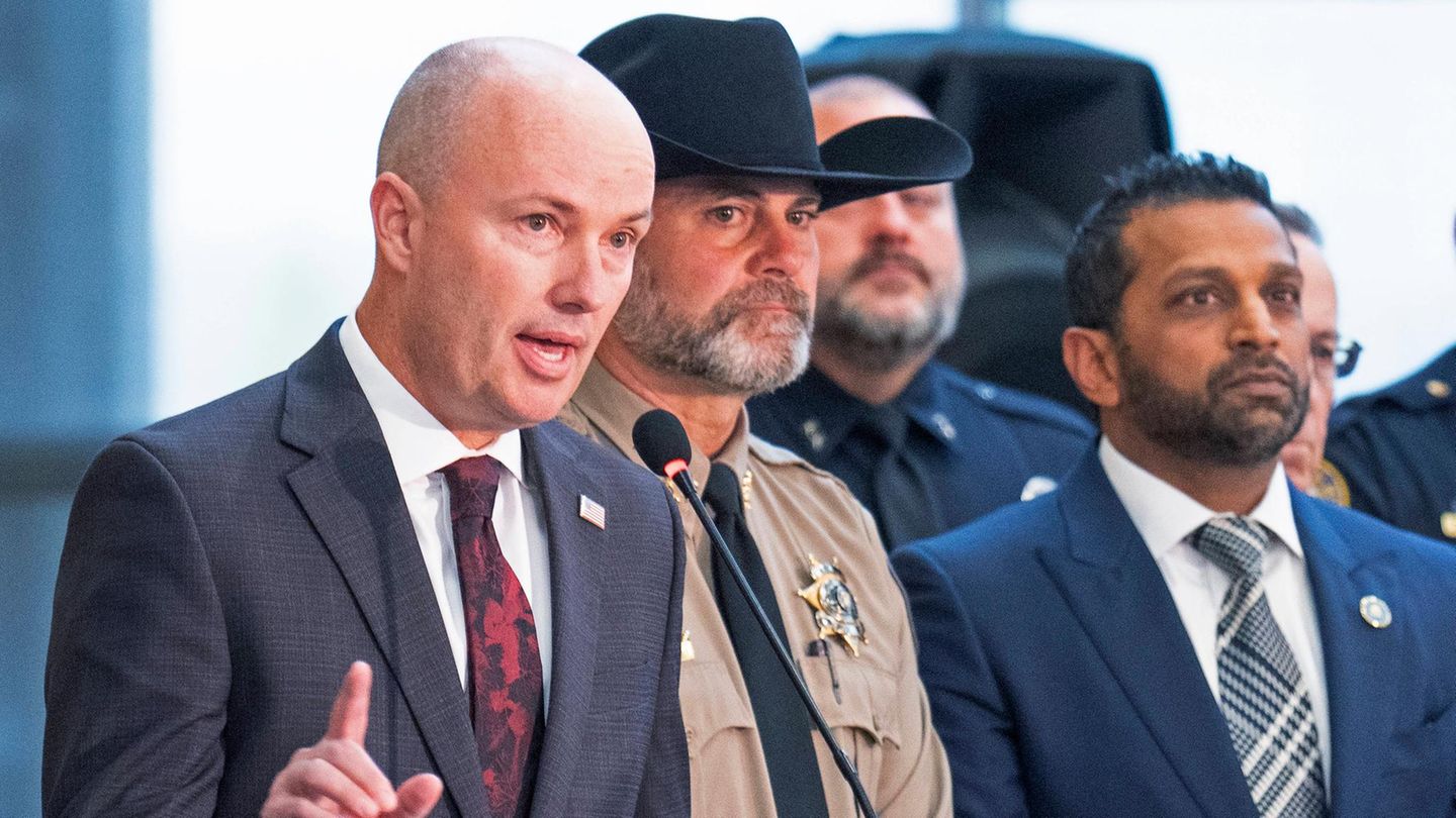 Utahs Gouverneur Spencer Cox neben einem Polizeibeamten und FBI-Chef Kash Patel