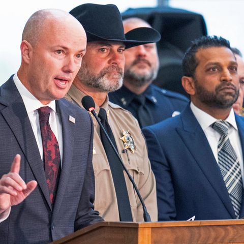 Utahs Gouverneur Spencer Cox neben einem Polizeibeamten und FBI-Chef Kash Patel