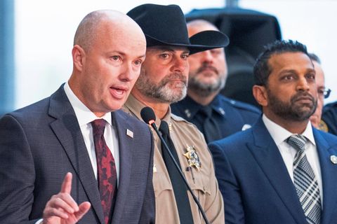 Utahs Gouverneur Spencer Cox neben einem Polizeibeamten und FBI-Chef Kash Patel