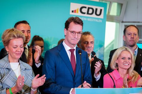 Ministerpräsident Hendrik Wüst gibt auf der Wahlparty der Düsseldorfer CDU ein Statement zur Kommunalwahl ab