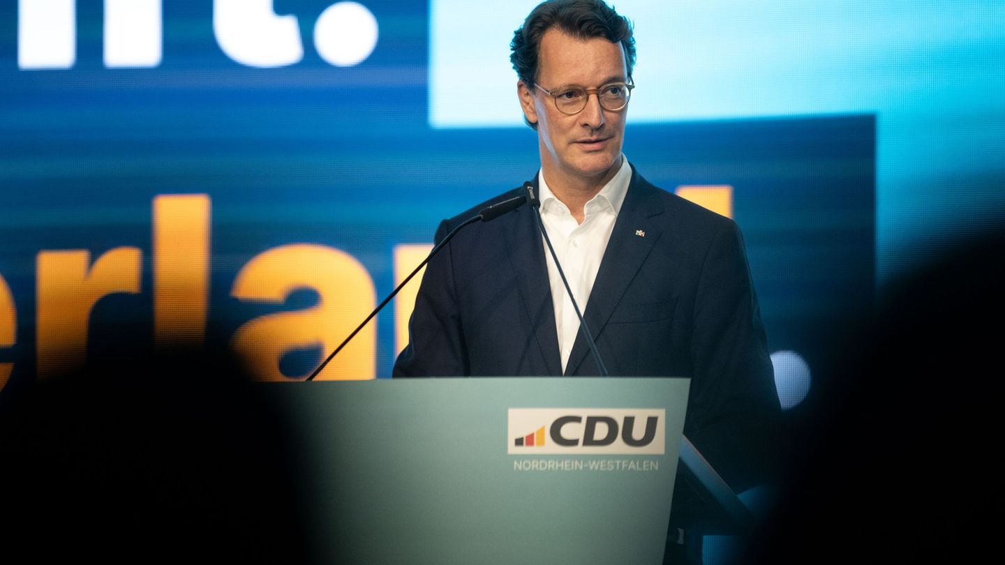 NRW-Ministerpräsident Hendrik Wüst (CDU) hat sich besorgt angesichts des starken Abschneidens der AfD geäußert. Foto: Fabian Str