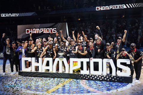 Die deutschen Basketballer feiern den EM-Titel. Foto: Sergei Grits/AP/dpa