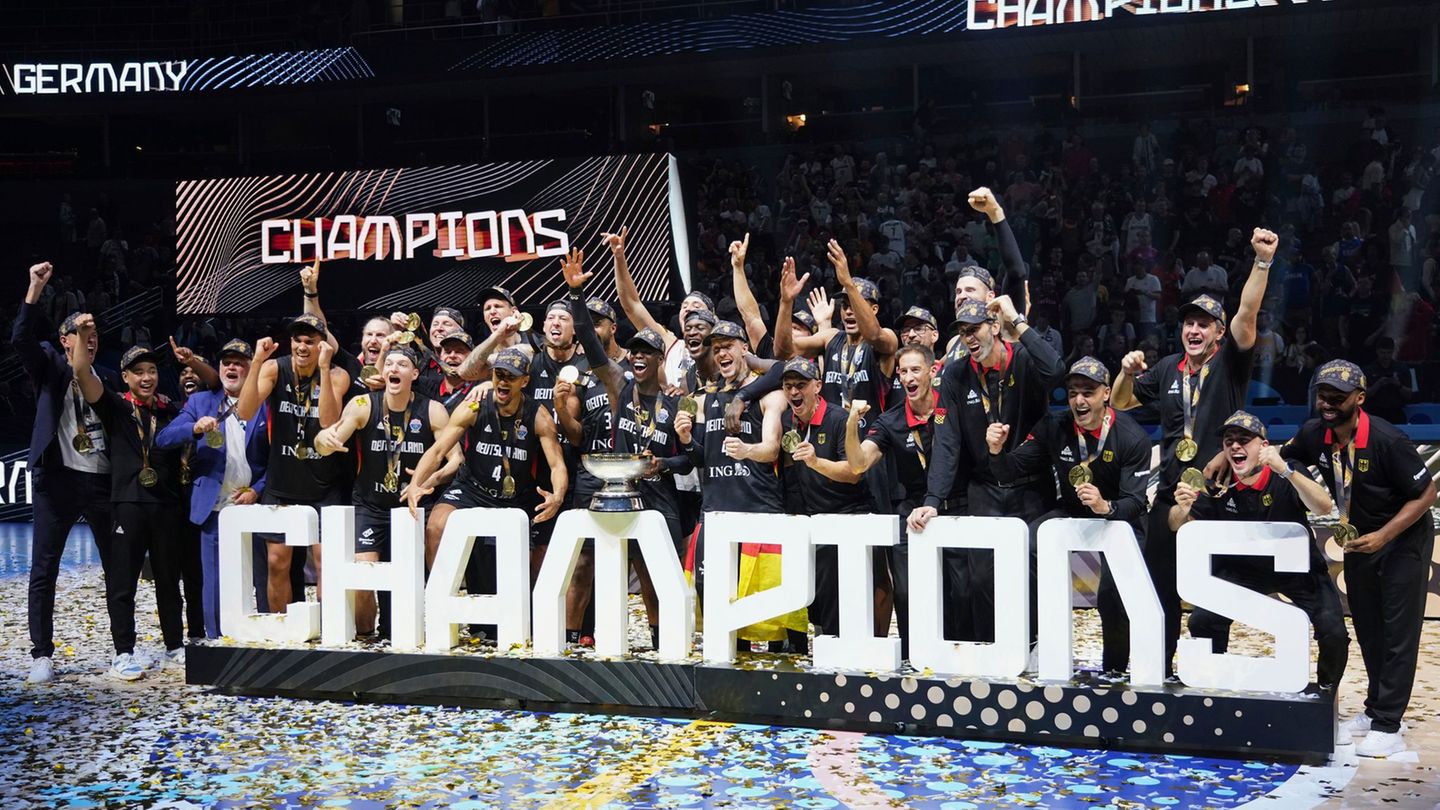 Die deutschen Basketballer feiern den EM-Titel. Foto: Sergei Grits/AP/dpa