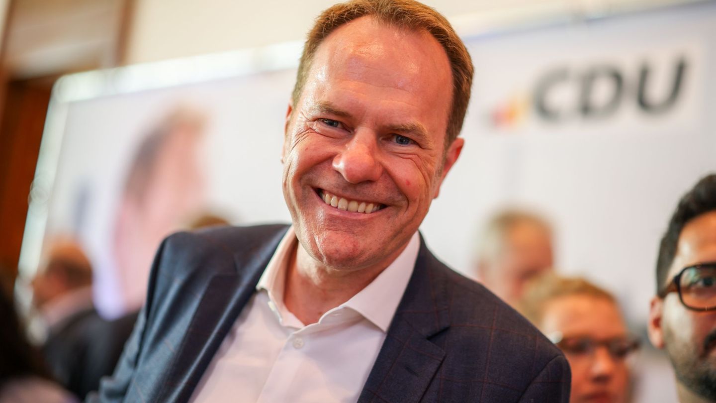 Der Düsseldorfer OB Stephan Keller (CDU) muss in die Stichwahl gegen die Kandidatin der Grünen. Foto: Christoph Reichwein/dpa