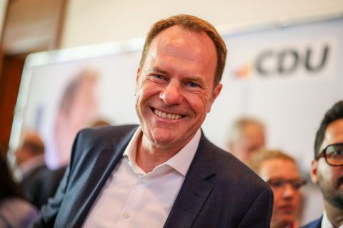 Der Düsseldorfer OB Stephan Keller (CDU) muss in die Stichwahl gegen die Kandidatin der Grünen. Foto: Christoph Reichwein/dpa