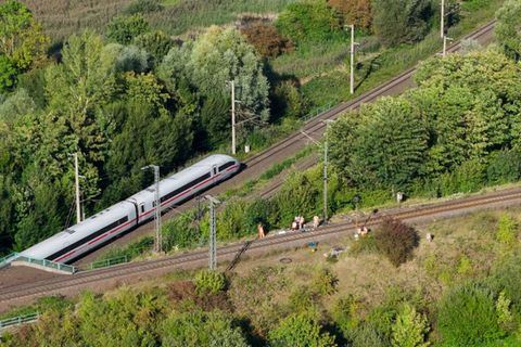 Verspätungen und Ausfälle prägten am Wochenende den Bahnverkehr zwischen Hannover und Berlin. Foto: Julian Stratenschulte/dpa
