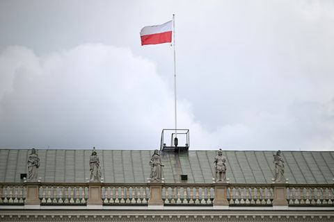 Polnische Flagge auf dem Präsidentenpalast in Warschau