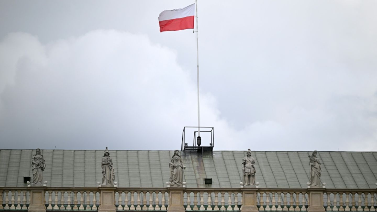 Polnische Flagge auf dem Präsidentenpalast in Warschau