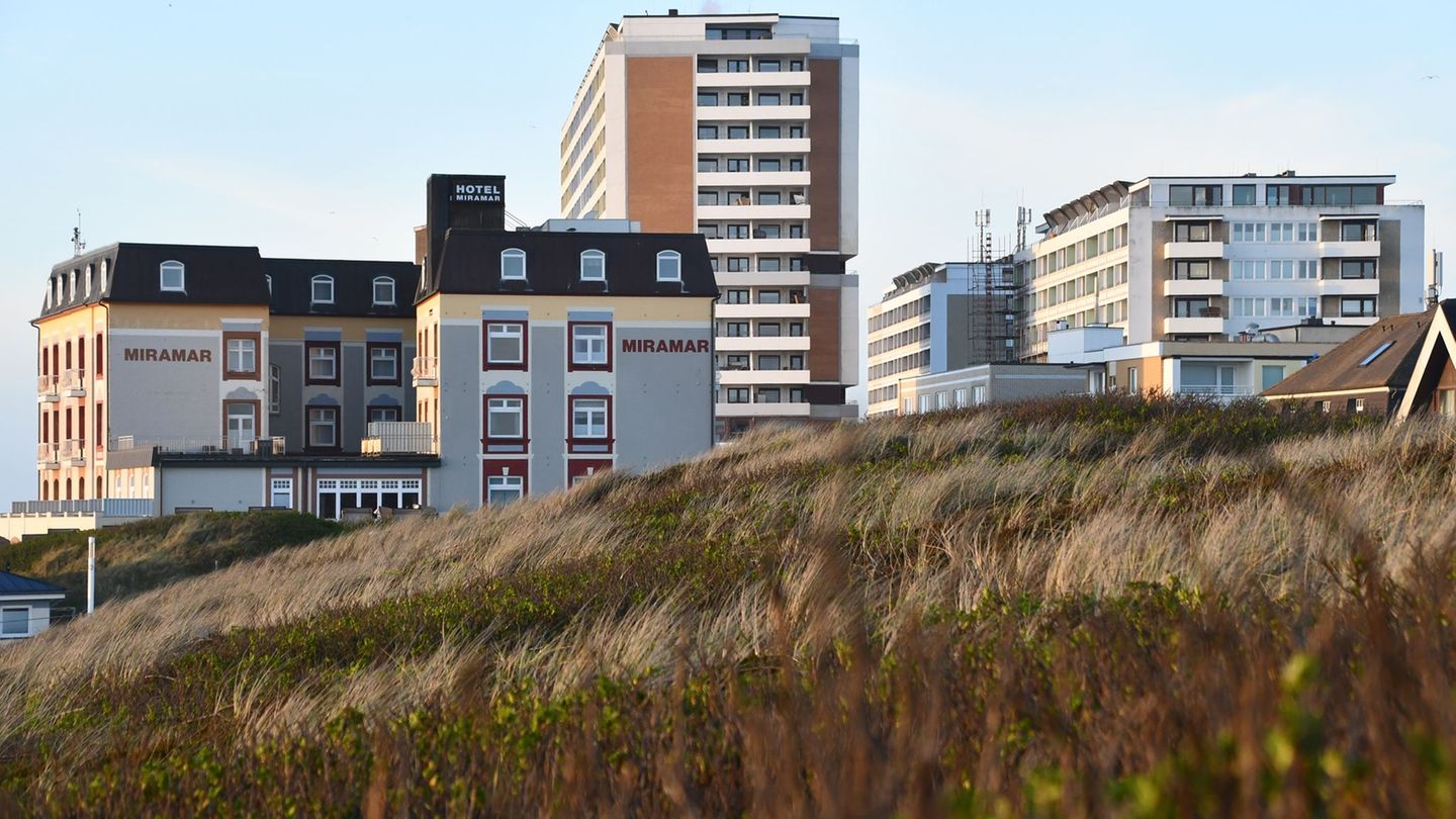 Hotels und Ferienwohnungen auf Sylt gibt es zahlreiche - einige Wohnungen werden laut Behörden aber illegal vermietet. (Archivbi