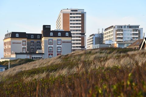 Hotels und Ferienwohnungen auf Sylt gibt es zahlreiche - einige Wohnungen werden laut Behörden aber illegal vermietet. (Archivbi