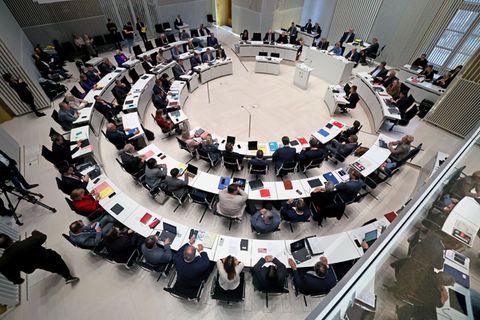 Die Landesregierung legt ihren Etatentwurf für 2026/2027 zur Beratung im Parlament vor. (Archivbild) Foto: Bernd Wüstneck/dpa