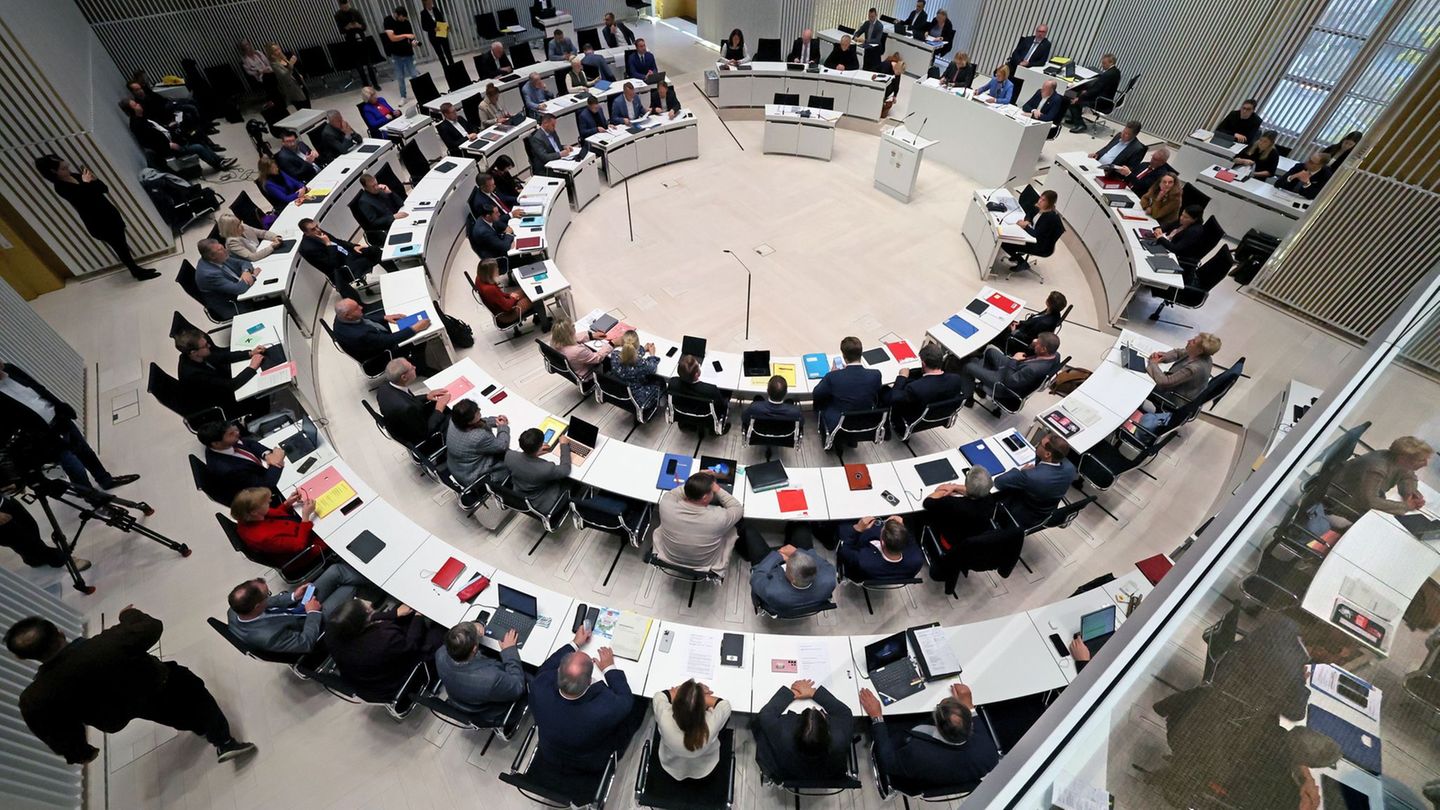 Die Landesregierung legt ihren Etatentwurf für 2026/2027 zur Beratung im Parlament vor. (Archivbild) Foto: Bernd Wüstneck/dpa