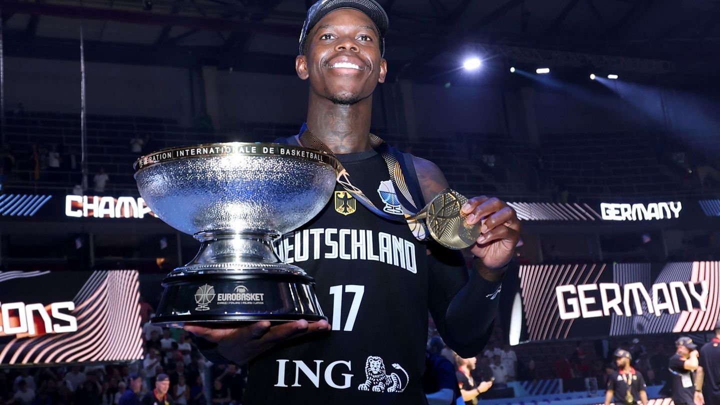 Dennis Schröder mit Pokal und Goldmedaille. Foto: Matthias Stickel/dpa