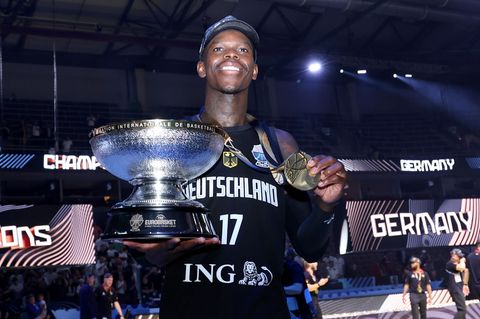 Dennis Schröder mit Pokal und Goldmedaille. Foto: Matthias Stickel/dpa