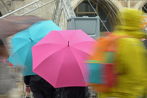 Für die kommenden Tage heißt es: Regenschirm nicht vergessen. (Archivfoto) Foto: Malin Wunderlich/dpa
