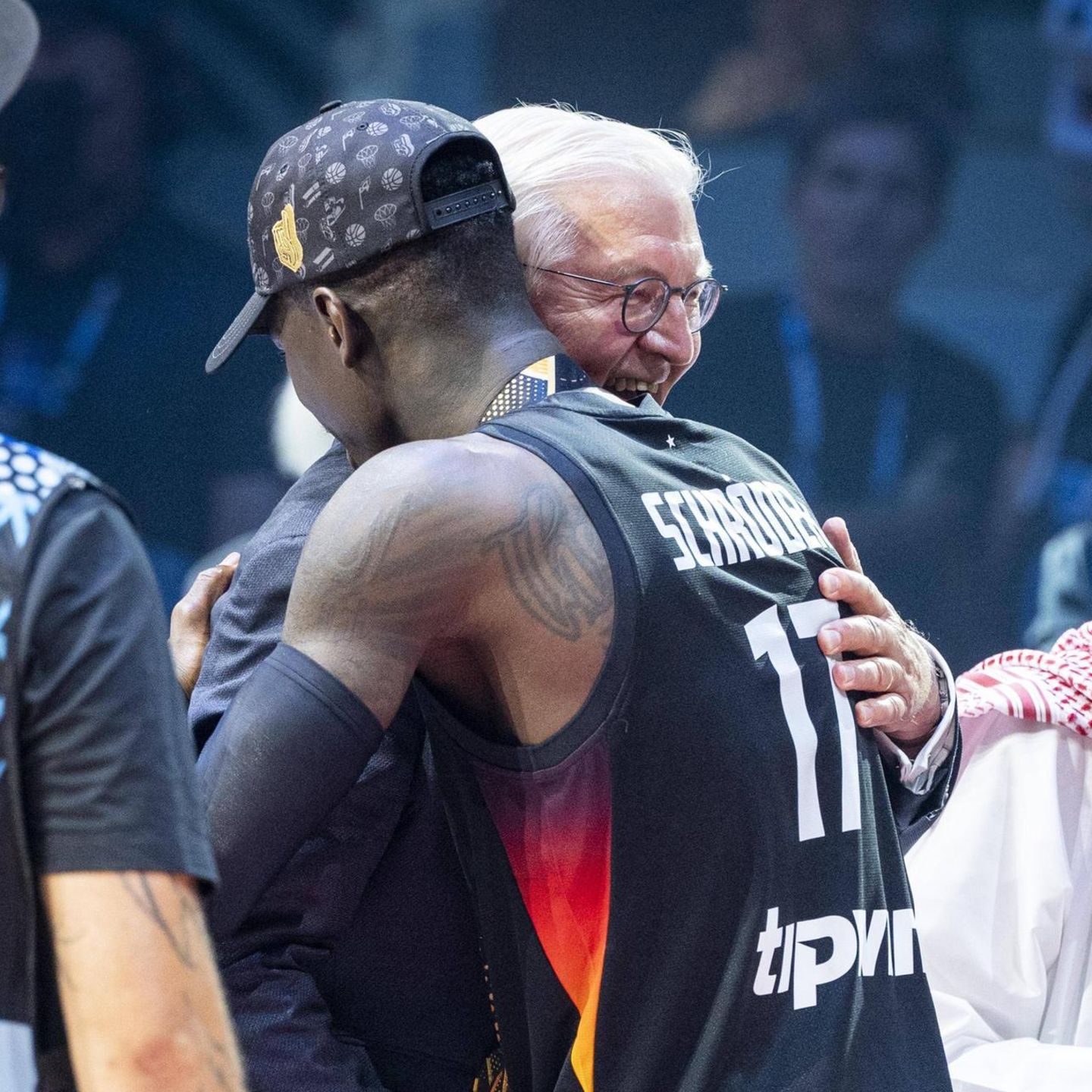Bundespräsident Frank-Walter Steinmeier umarmt nach dem Finale Basketball-Kapitän Dennis Schröder
