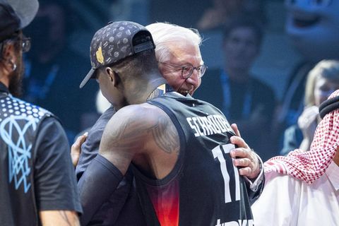 Bundespräsident Frank-Walter Steinmeier umarmt nach dem Finale Basketball-Kapitän Dennis Schröder