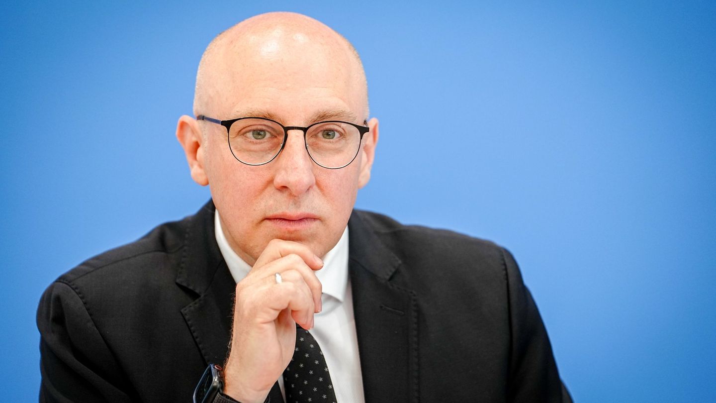 Im Juni stellte Sinan Selen - damals noch Vizepräsident des Bundesamtes für Verfassungsschutz - gemeinsam mit Bundesinnenministe