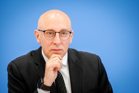 Im Juni stellte Sinan Selen - damals noch Vizepräsident des Bundesamtes für Verfassungsschutz - gemeinsam mit Bundesinnenministe