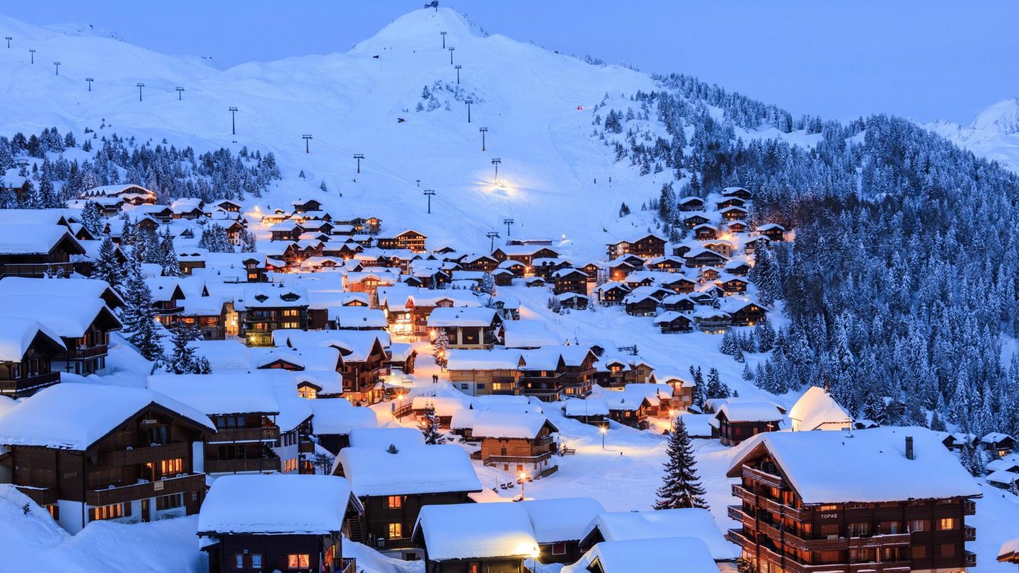 Gemütliche Holzhäuser, die sich an den steil ansteigenden Berghang schmiegen – das ist der idyllische Ort Bettmeralp, dessen Ruhe nicht durch Autolärm- und -abgase gestört werden darf. Wer das hübsche Dorf, von dem aus sich auch der Blausee und die beliebte Region Aletsch-Arena prima besuchen lassen, fotografieren will, sollte von Bettmeralp in Richtung Südwesten die Hänge hinaufwandern, etwa in Richtung Blausee-Mittelstation. Von hier ist der Blick besonders gut