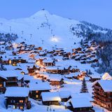 Gemütliche Holzhäuser, die sich an den steil ansteigenden Berghang schmiegen – das ist der idyllische Ort Bettmeralp, dessen Ruhe nicht durch Autolärm- und -abgase gestört werden darf. Wer das hübsche Dorf, von dem aus sich auch der Blausee und die beliebte Region Aletsch-Arena prima besuchen lassen, fotografieren will, sollte von Bettmeralp in Richtung Südwesten die Hänge hinaufwandern, etwa in Richtung Blausee-Mittelstation. Von hier ist der Blick besonders gut