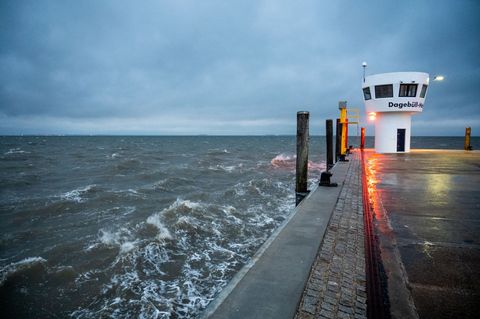 Der erste Herbststurm des Jahres zieht über die Nordsee. Foto: Daniel Bockwoldt/dpa/Daniel Bockwoldt