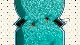 Fotografie: Ein Pool aus der Luftperspektive, der von oben durch seine Form aussieht wie ein Fenster auf den ersten Blick